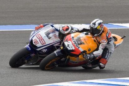 Jorge Lorenzo y Dani Pedrosa, en pleno cuerpo a cuerpo durante las últimas vueltas de la carrera en Jerez.