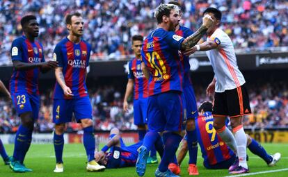 Messi, junto a Enzo P&eacute;rez, durante los incidentes en Mestalla.