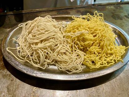 Fideos en Chuka Ramen, ingrediente fundamental de los platos.J.C. CAPEL