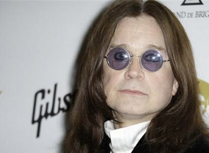 El príncipe de la oscuridad del rock, Ozzy Osbourne, ha cumplido 60 años el 3 de diciembre y parece no estar seguro de si lo quiere o no celebrar. Pero hace sólo unos días, el ex cantante del legendario grupo de <i>heavy metal</i> Black Sabbath fue reconocido como una leyenda viva del rock en la entrega de los premios Marshall Classic Rock. El encargado de entregarle el premio fue nada menos que el ex guitarrista de Guns n' Roses, Slash y, al recibirlo, Ozzy, que lleva la mayor parte de su vida balanceándose entre la vida y la muerte dijo: "Ya que soy una leyenda viva, espero no morir esta noche camino de casa". Por lo menos hasta su cumpleaños ha llegado...