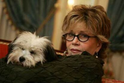 Jane Fonda, con <i>Tulia,</i> su inseparable perra de siete meses, en Madrid.