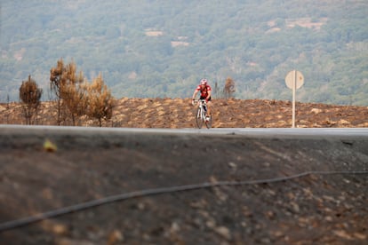 Un ciclista circula por una carretera de Ourense, el pasado jueves.
