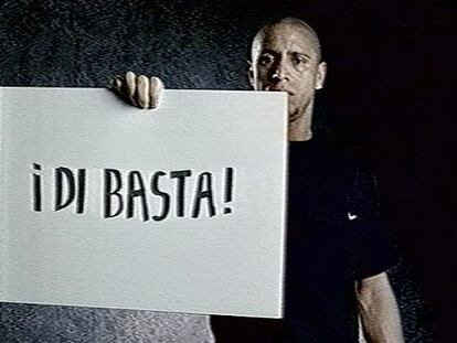 Roberto Carlos, del Real Madrid, en una imágen de la campaña que protagonizan en televisión contra el racismo.