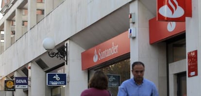 Imágenes de bancos y cajas de ahorros en en Pozuelo de Alarcón (Madrid).