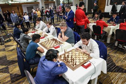 A la derecha, desde el fondo, Jaime Santos, David Antón, Alexéi Shírov y Miguel Santos se enfrentan a India por el bronce. De pie, el presidente Javier Ochoa de Echagüen