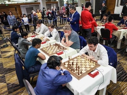 A la derecha, desde el fondo, Jaime Santos, David Antón, Alexéi Shírov y Miguel Santos se enfrentan a India por el bronce. De pie, el presidente Javier Ochoa de Echagüen