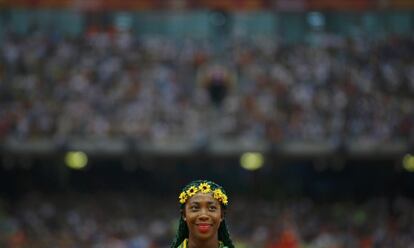 La jamaicana Fraser-Pryce recibe la medalla de oro de los 100 metros