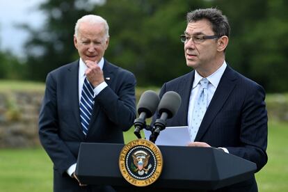 El jefe de Pfizer, Albert Bourla, da un discurso ante el presidente estadounidense, Joe Biden, el 10 de junio de 2021, en Cornualles (Reino Unido).