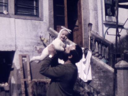 Xavier Pousa con su hija Zara, en un fotograma de una película de su archivo.