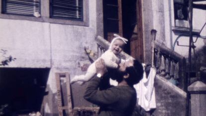 Xavier Pousa con su hija Zara, en un fotograma de una película de su archivo.