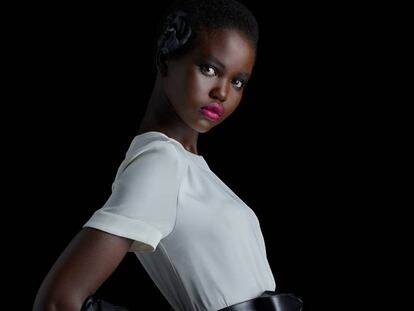 Adut Akech posa para Chanel.