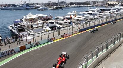 Coches de la F-1 durante el gran premio de 2012 en el circuito urbano de Valencia.