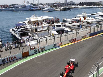 Coches de la F-1 durante el gran premio de 2012 en el circuito urbano de Valencia.