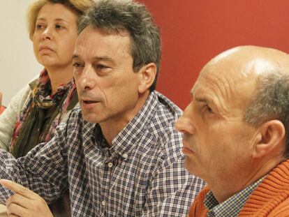 Enma Taboada y Anxo Ansede, los padres del escolar al que se negó la matrícula de honor, y Anxo Louzao, del sindicato CIG Ensino.