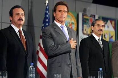 Schwarzenegger, en el centro, junto a los gobernadores mexicanos Martínez (izquierda) y González.