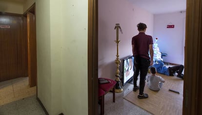 La familia ocupa en una de las habitaciones de su vivienda de Ciutat Meridiana