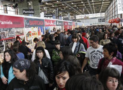 Centenares de personas abarrotan, ayer, el recinto de la Feria de Durango.