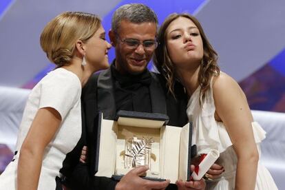 El director tunecino Abdellatif Kechiche y las actrices Lea Seydoux (izquierda) y Adele Exarchopoulos posan con la Palma de Oro.