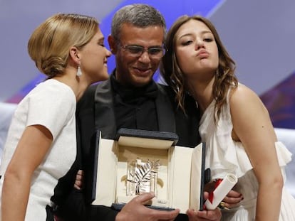 El director tunecino Abdellatif Kechiche y las actrices Lea Seydoux (izquierda) y Adele Exarchopoulos posan con la Palma de Oro.