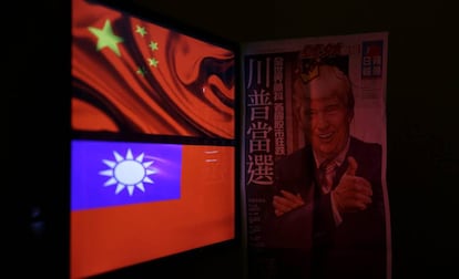 Las banderas de China y Taiw&aacute;n junto a la portada de un peri&oacute;dico con Trump, en Taip&eacute;i.