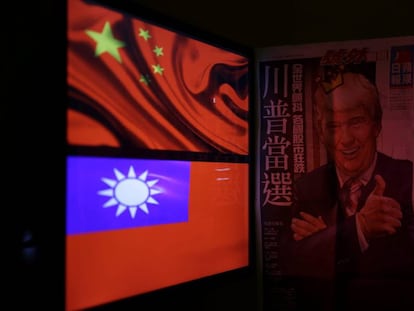 Las banderas de China y Taiw&aacute;n junto a la portada de un peri&oacute;dico con Trump, en Taip&eacute;i.