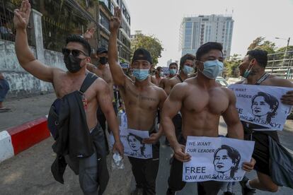 Varios manifestantes protestan contra el golpe de Estado de Myanmar, en Rangún.