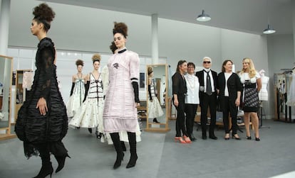 Desfile de alta costura de Chanel en julio de 2016, en el que Karl Lagerfeld (a la derecha) quiso dar protagonismo a las modistas de la firma.