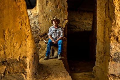 Melchor Rodríguez, retratado en el interior del yacimiento de Casas del Turuñuelo, en la provincia de Badajoz.