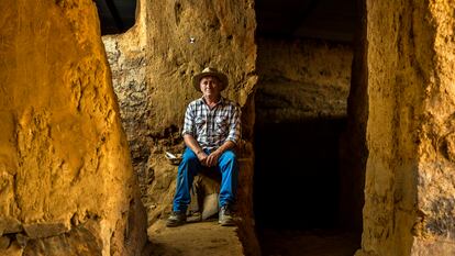 Melchor Rodríguez, retratado en el interior del yacimiento de Casas del Turuñuelo, en la provincia de Badajoz.