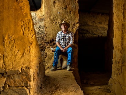 Melchor Rodríguez, retratado en el interior del yacimiento de Casas del Turuñuelo, en la provincia de Badajoz.