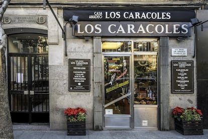 Seventy-five years at the head of this establishment has made Amadeo Lázaro responsible for the snail-eating tradition that now exists in Madrid. He started out in 1942, just down the street from number 18, Plaza Cascorro where his family can now be found running the show. Lázaro still makes a point of dropping by to chat with his clients, who come in droves for the 1970s décor and tasty stews made from his mother’s secret recipe.