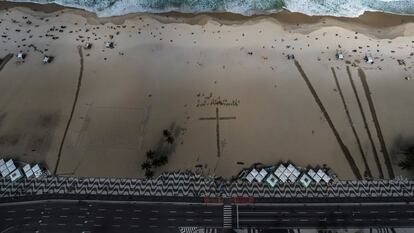 Homenagem às vítimas de covid na praia de Copacabana, , no Rio. EFE/Antonio Lacerda