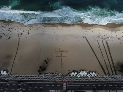 Homenagem às vítimas de covid na praia de Copacabana, , no Rio. EFE/Antonio Lacerda