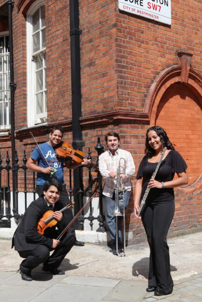 Músicos de la Orquesta Simón Bolívar de Venezuela, que el viernes triunfó en Londres.