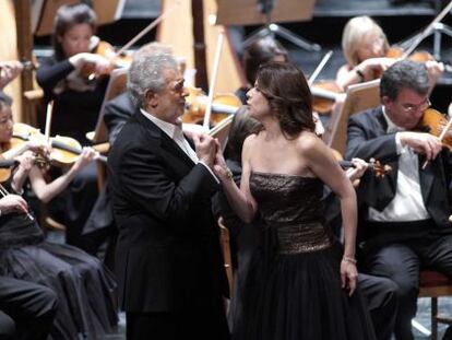 Los cantantes Plácido Domingo y Ana María Martínez, ayer en el Teatro Real.