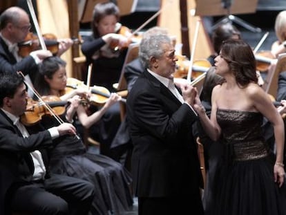 Los cantantes Plácido Domingo y Ana María Martínez, ayer en el Teatro Real.