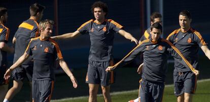 Los jugadores de Real Madrid durante el entrenamiento previo a la jornada de Champions.