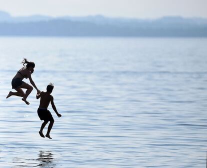 Dos jvenes saltan al lago Chiem de Alemania, el 22 de junio.