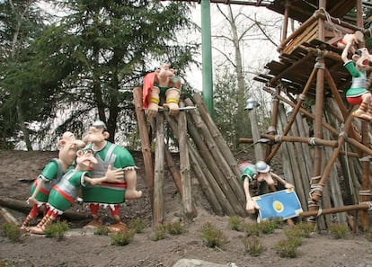 Imagen del Parque Astérix, con legionarios y un fuerte romano.