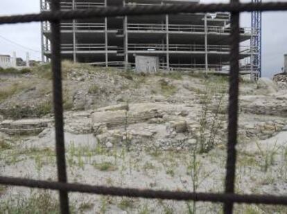 Restos del Castro da Atalaia a los pies del esqueleto sin demoler de la urbanización que paralizaron los vecinos.