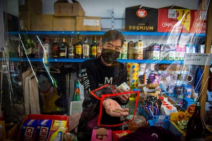 Trabajador en una tienda de alimentación de Madrid.