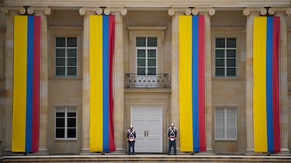 Dos guardias frente a la Casa de Nariño, en agosto de 2022.