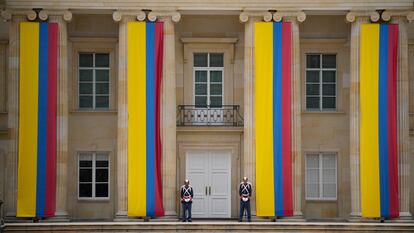 Dos guardias frente a la Casa de Nariño, en agosto de 2022.