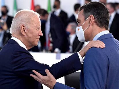 El presidente de EE UU, Joe Biden, saluda al presidente español, Pedro Sánchez, este sábado en la reunión del G20