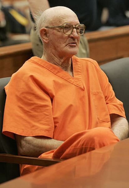 Edgar Ray Killen, de 79 años, frente al tribunal de Misisipi que lo juzga por tres asesinatos por el KKK en 1964.