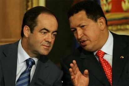 José Bono y Hugo Chávez, en Caracas, durante la firma del contrato con EADS-CASA.