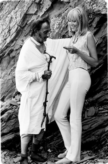 El pintor Salvador Dalí, con su musa la modelo y cantante Amanda Lear, luciendo alpargatas en una imagen tomada en 1969.