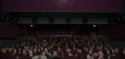 Una sala de cinema plena d'espectadors.
