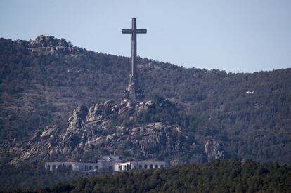 El helicóptero militar con los restos de Franco sale del Valle de los Caídos 44 años después de que fuera enterrado allí.