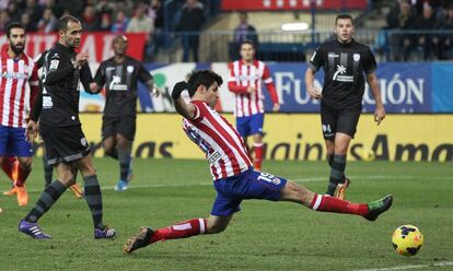 Diego Costa intenta controlar un balón.